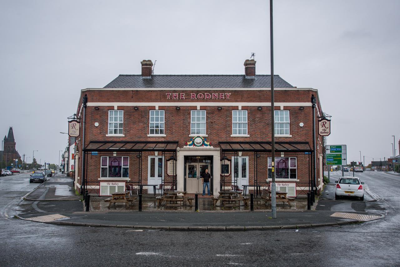 The Rodney Hotel Warrington Exterior foto